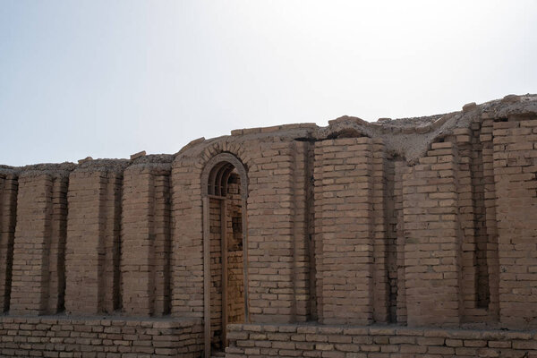 Насрия, Ирак - 20 ноября 2025 года: пожарная арка-брик в стенах древнего сооружения в городе Ур