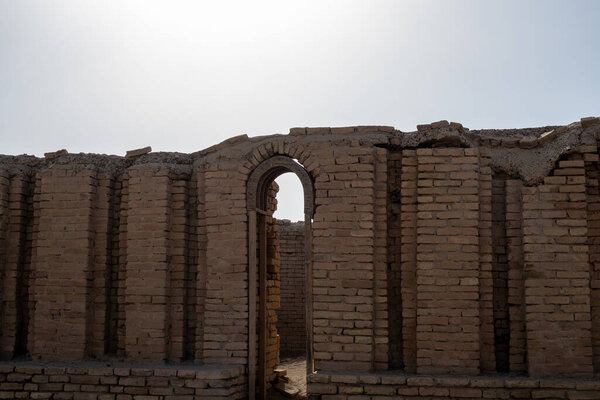 Насрия, Ирак - 20 ноября 2025 года: пожарная арка-брик в стенах древнего сооружения в городе Ур