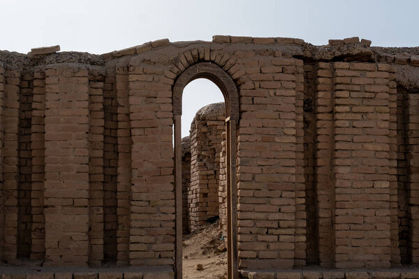 Насрия, Ирак - 20 ноября 2025 года: пожарная арка-брик в стенах древнего сооружения в городе Ур