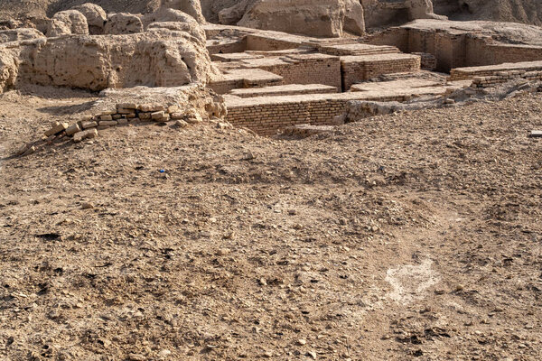 Насирия, Ирак - 20 ноября 2025 года: Грандиозный панорамный вид на Великий зиккурат Ура с аллеи для посетителей