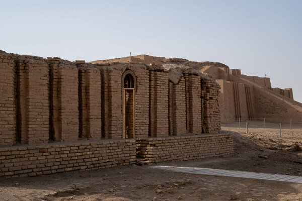 Насрия, Ирак - 20 ноября 2025 года: пожарная арка-брик в стенах древнего сооружения в городе Ур