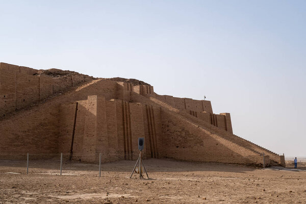 Насирия, Ирак - 20 ноября 2025 года: Грандиозный панорамный вид на Великий зиккурат Ура с аллеи для посетителей