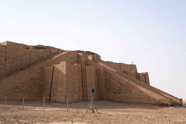 Насирия, Ирак - 20 ноября 2025 года: Грандиозный панорамный вид на Великий зиккурат Ура с аллеи для посетителей