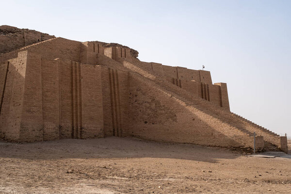 Насирия, Ирак - 20 ноября 2025 года: Грандиозный панорамный вид на Великий зиккурат Ура с аллеи для посетителей