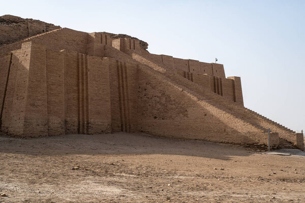 Насирия, Ирак - 20 ноября 2025 года: Грандиозный панорамный вид на Великий зиккурат Ура с аллеи для посетителей