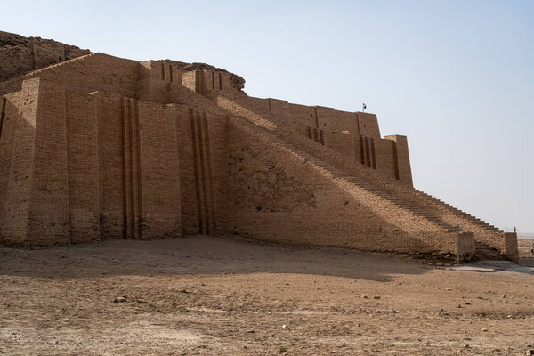 Насирия, Ирак - 20 ноября 2025 года: Грандиозный панорамный вид на Великий зиккурат Ура с аллеи для посетителей