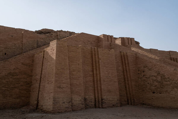 Насирия, Ирак - 20 ноября 2025 года: вид на Большой Зиггурат центральной лестницы и террасы Ура