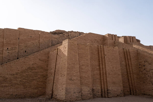 Насирия, Ирак - 20 ноября 2025 года: вид на Большой Зиггурат центральной лестницы и террасы Ура