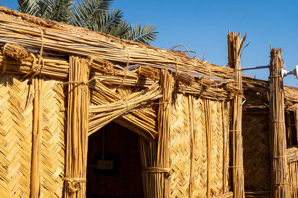 Насирия, Ирак - 20 ноября 2025 года: фронтальный вид на Большой фасад и вход в традиционный тростниковый мудиф