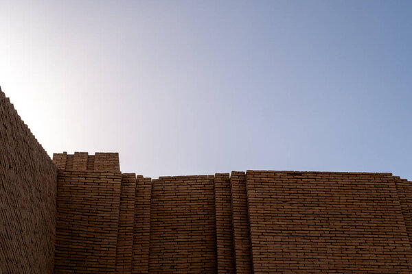 Насирия, Ирак - 20 ноября 2025 года: Крупный план Великого Зиггурата центральной лестницы Ура и многоуровневой кирпичной кладки