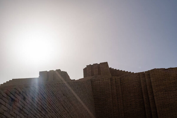 Насирия, Ирак - 20 ноября 2025 года: Крупный план Великого Зиггурата центральной лестницы Ура и многоуровневой кирпичной кладки