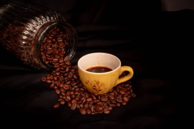 Kahve çekirdekleri ve kahve.