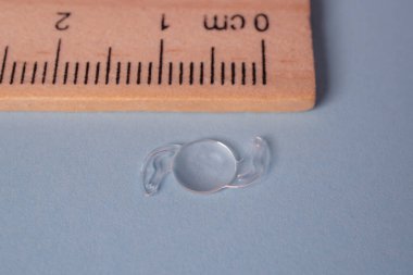 Büyüteçle kontak lens.