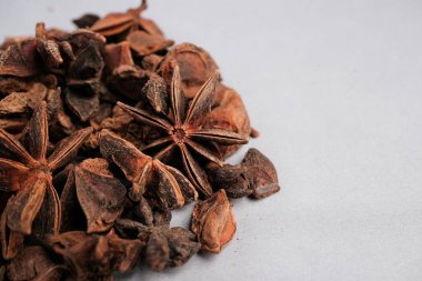 Kurumuş Yıldız Anis Kapsülleri (Illicium verum) Detaylı Macro Görünümü Eşsiz Botanik Yapısı ve Mutfak Baharatı Kalitesi.