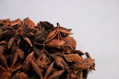 Kurumuş Yıldız Anis Kapsülleri (Illicium verum) Detaylı Macro Görünümü Eşsiz Botanik Yapısı ve Mutfak Baharatı Kalitesi.