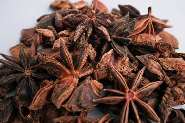 Kurumuş Yıldız Anis Kapsülleri (Illicium verum) Detaylı Macro Görünümü Eşsiz Botanik Yapısı ve Mutfak Baharatı Kalitesi.