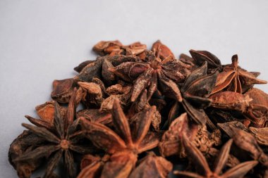 Kurumuş Yıldız Anis Kapsülleri (Illicium verum) Detaylı Macro Görünümü Eşsiz Botanik Yapısı ve Mutfak Baharatı Kalitesi.
