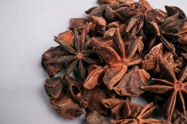 Kurumuş Yıldız Anis Kapsülleri (Illicium verum) Detaylı Macro Görünümü Eşsiz Botanik Yapısı ve Mutfak Baharatı Kalitesi.