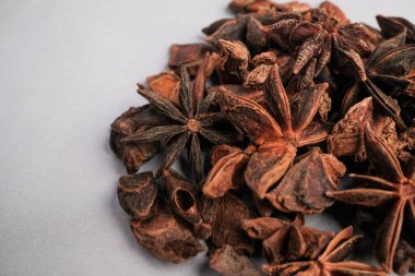 Kurumuş Yıldız Anis Kapsülleri (Illicium verum) Detaylı Macro Görünümü Eşsiz Botanik Yapısı ve Mutfak Baharatı Kalitesi.