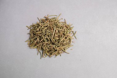 Kurutulmuş Biberiye İğnelerinin (Salvia Rosmarinus) detaylı Macro Görünümü Küresel Aşçılık Deneyimi ve Aromaterapi Uygulamaları İçin Kullanıldı.