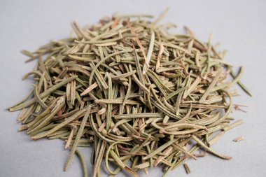 Kurutulmuş Biberiye İğnelerinin (Salvia Rosmarinus) detaylı Macro Görünümü Küresel Aşçılık Deneyimi ve Aromaterapi Uygulamaları İçin Kullanıldı.