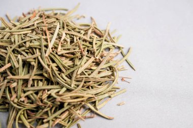 Kurutulmuş Biberiye İğnelerinin (Salvia Rosmarinus) detaylı Macro Görünümü Küresel Aşçılık Deneyimi ve Aromaterapi Uygulamaları İçin Kullanıldı.