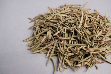 Kurutulmuş Biberiye İğnelerinin (Salvia Rosmarinus) detaylı Macro Görünümü Küresel Aşçılık Deneyimi ve Aromaterapi Uygulamaları İçin Kullanıldı.