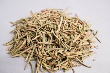 Kurutulmuş Biberiye İğnelerinin (Salvia Rosmarinus) detaylı Macro Görünümü Küresel Aşçılık Deneyimi ve Aromaterapi Uygulamaları İçin Kullanıldı.