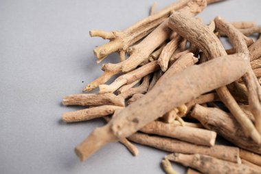 Ayurvedic Adaptogenic Medicine 'de Kurutulmuş Ashwagandha Kök ve Kök Bölümü (Withania somnifera) Makro Still Life of Kurutulmuş Ashwagandha.