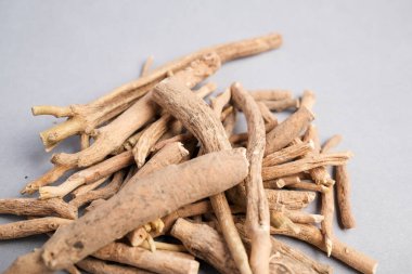 Ayurvedic Adaptogenic Medicine 'de Kurutulmuş Ashwagandha Kök ve Kök Bölümü (Withania somnifera) Makro Still Life of Kurutulmuş Ashwagandha.