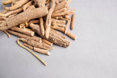 Ayurvedic Adaptogenic Medicine 'de Kurutulmuş Ashwagandha Kök ve Kök Bölümü (Withania somnifera) Makro Still Life of Kurutulmuş Ashwagandha.