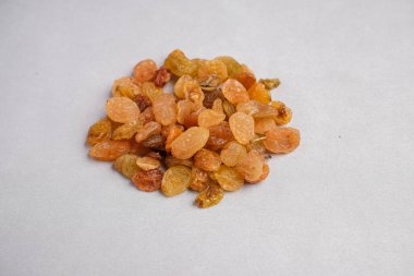 Sağlıklı Altın Kuru Üzümlerin Macro Still Hayatı (Vitis vinifera) Açık Arkaplanda Şeffaf Cilt ve Buruşuk Doku Görüntüleme.