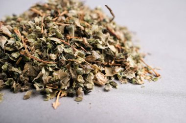 Geleneksel Bitki Çayı, İlave İlaveler ve Besleyici Destek İçin Kullanılan Kuru İğne Yapraklarının Macro Still Hayatı (Urtica dioica).