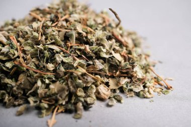 Geleneksel Bitki Çayı, İlave İlaveler ve Besleyici Destek İçin Kullanılan Kuru İğne Yapraklarının Macro Still Hayatı (Urtica dioica).