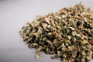 Geleneksel Bitki Çayı, İlave İlaveler ve Besleyici Destek İçin Kullanılan Kuru İğne Yapraklarının Macro Still Hayatı (Urtica dioica).