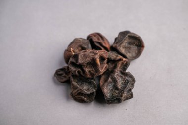 Geleneksel Tıp 'ta Demulcent ve Expectorant olarak kullanılan Kırışık Koyu Kahverengi Mevsten Meyvesi' nin (Cordia Myxa) Makro Yakın Çekimi.