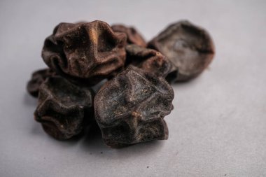 Geleneksel Tıp 'ta Demulcent ve Expectorant olarak kullanılan Kırışık Koyu Kahverengi Mevsten Meyvesi' nin (Cordia Myxa) Makro Yakın Çekimi.