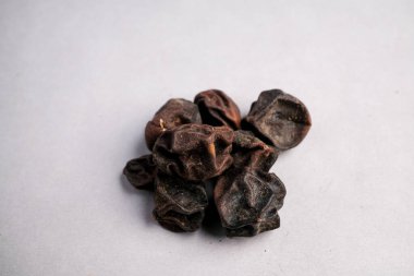 Geleneksel Tıp 'ta Demulcent ve Expectorant olarak kullanılan Kırışık Koyu Kahverengi Mevsten Meyvesi' nin (Cordia Myxa) Makro Yakın Çekimi.