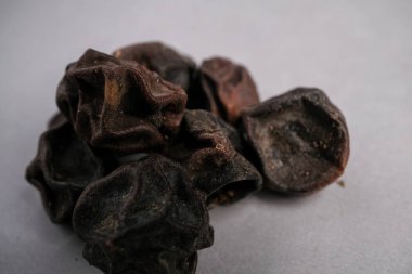 Geleneksel Tıp 'ta Demulcent ve Expectorant olarak kullanılan Kırışık Koyu Kahverengi Mevsten Meyvesi' nin (Cordia Myxa) Makro Yakın Çekimi.