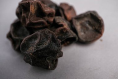 Geleneksel Tıp 'ta Demulcent ve Expectorant olarak kullanılan Kırışık Koyu Kahverengi Mevsten Meyvesi' nin (Cordia Myxa) Makro Yakın Çekimi.