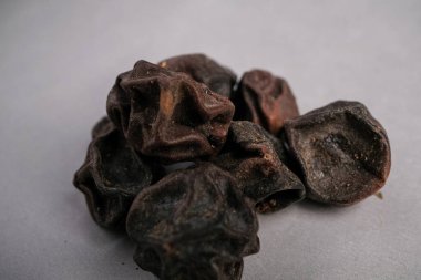 Geleneksel Tıp 'ta Demulcent ve Expectorant olarak kullanılan Kırışık Koyu Kahverengi Mevsten Meyvesi' nin (Cordia Myxa) Makro Yakın Çekimi.