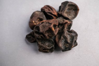 Geleneksel Tıp 'ta Demulcent ve Expectorant olarak kullanılan Kırışık Koyu Kahverengi Mevsten Meyvesi' nin (Cordia Myxa) Makro Yakın Çekimi.