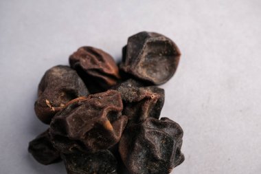 Geleneksel Tıp 'ta Demulcent ve Expectorant olarak kullanılan Kırışık Koyu Kahverengi Mevsten Meyvesi' nin (Cordia Myxa) Makro Yakın Çekimi.