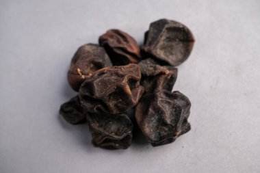 Geleneksel Tıp 'ta Demulcent ve Expectorant olarak kullanılan Kırışık Koyu Kahverengi Mevsten Meyvesi' nin (Cordia Myxa) Makro Yakın Çekimi.