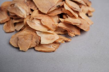 Kurutulmuş Sarımsak Dilimlerinin Makro Yakın Çekimi (Allium sativum) Kağıt Doku ve Açık Kahverengi Renkler Mutfak Baharatı ve İlave Ek.