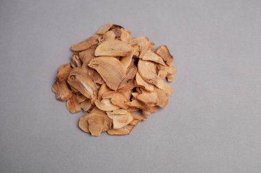 Kurutulmuş Sarımsak Dilimlerinin Makro Yakın Çekimi (Allium sativum) Kağıt Doku ve Açık Kahverengi Renkler Mutfak Baharatı ve İlave Ek.