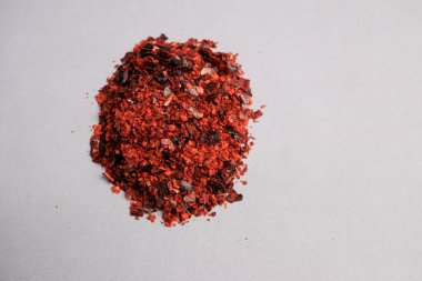 Mutfak Tatlandırıcı ve Doğal Renklendirme için kullanılan Kırmızı Kırmızıbiber Ezilmiş Paprika Baharatları 'nın Makro Yakın Çekimi (Capsicum Annum).