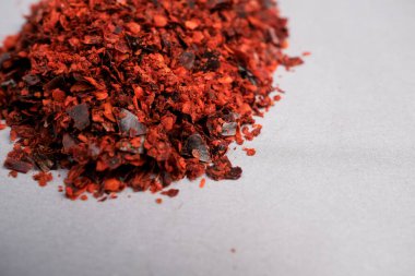 Mutfak Tatlandırıcı ve Doğal Renklendirme için kullanılan Kırmızı Kırmızıbiber Ezilmiş Paprika Baharatları 'nın Makro Yakın Çekimi (Capsicum Annum).