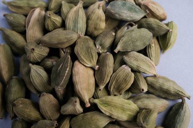 Kurumuş Yeşil Kakule Kapsüllerinin Makro Yakın Çekimi (Elettaria kakumomum) Küresel olarak Yüksek Aromatik ve Değerli Baharat olarak Kullanıldı.