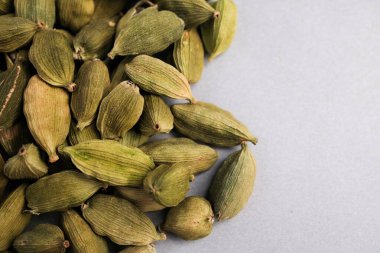 Kurumuş Yeşil Kakule Kapsüllerinin Makro Yakın Çekimi (Elettaria kakumomum) Küresel olarak Yüksek Aromatik ve Değerli Baharat olarak Kullanıldı.